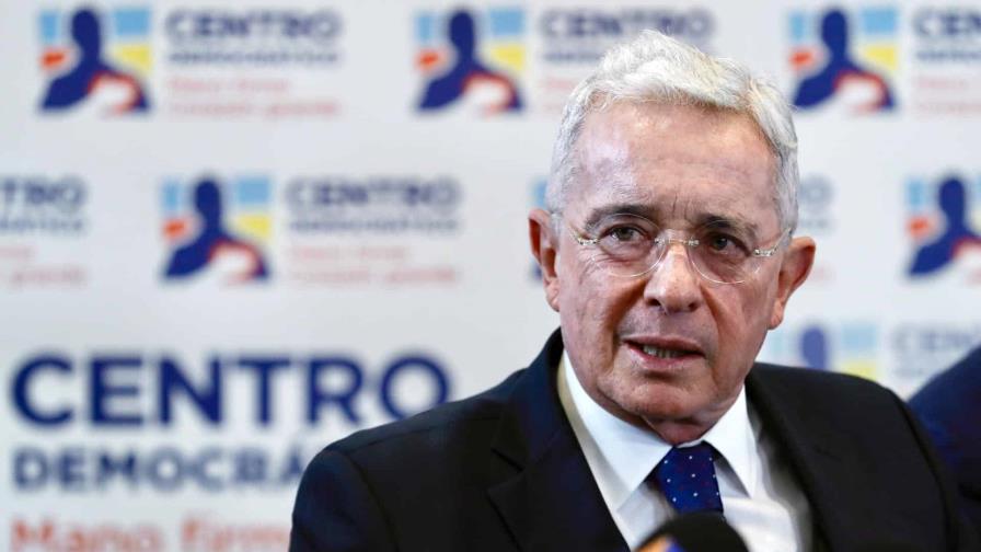 Álvaro Uribe recibe la boleta de libertad y convoca de inmediato a un primer acto público