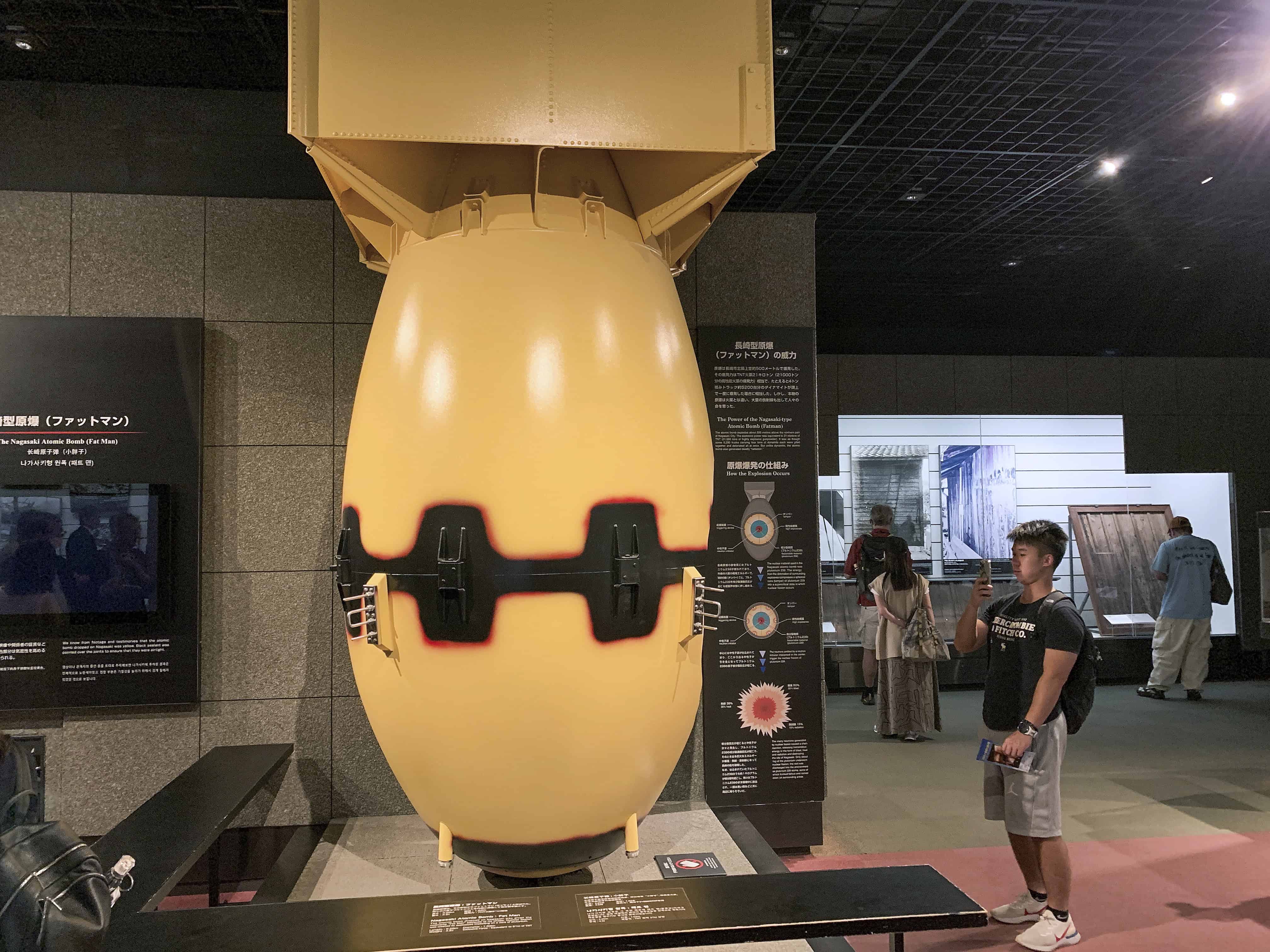En la imagen, Réplica de la bomba Fat Man arrojada sobre Nagasaki el 9 de agosto de 1945 expuesta en el Museo de la Bomba Atómica de esta ciudad de Japón. 