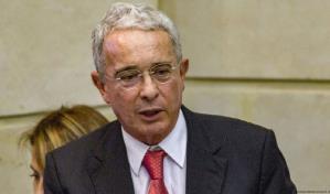 Expresidente colombiano Uribe recurre a la oración antes de apelar su condena