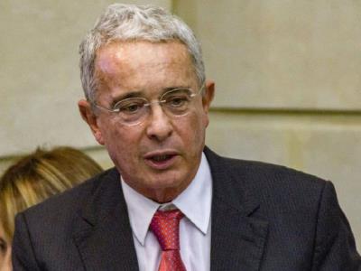 Álvaro Uribe recurre a la "oración" antes de apelar su condena
