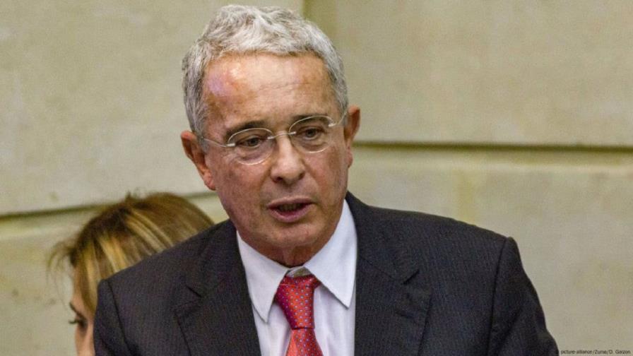 Expresidente colombiano Uribe recurre a la oración antes de apelar su condena Expresidente colombiano Uribe recurre a la oración antes de apelar su condena
