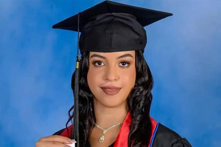 Tenía 18 años. La mató a puñaladas su pareja. Graduada recientemente de bachiller, continuaba estudiando. Controlador compulsivo, el feminicida la maltrataba físicamente con frecuencia. Le tenía prohibido hablar incluso con sus familiares. Las rupturas y reconciliaciones eran frecuentes, pero poco antes de su muerte ella había decidido romper de manera definitiva. Al ser apresado, el feminicida dijo a la Policía que actúo impulsado por voces demoníacas. Ocurrió el 28 de abril  en el sector Pueblo Abajo, Sabana de la Mar, Hato Mayor.