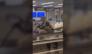 Un pasajero ebrio roba carrito eléctrico y causa destrozos en aeropuerto de Nueva York
