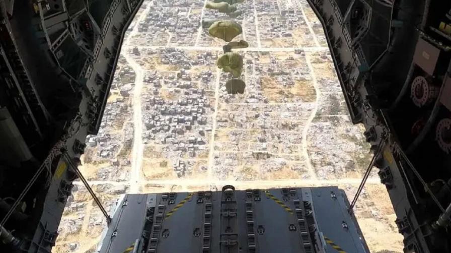 España lanza 12 toneladas de alimentos sobre la Franja de Gaza