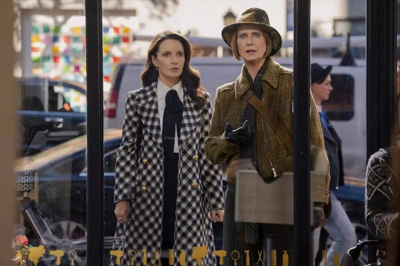 Kristin Davis y Cynthia Nixon en una escena de la tercera temporada de "And Just Like That...", episodio 10.