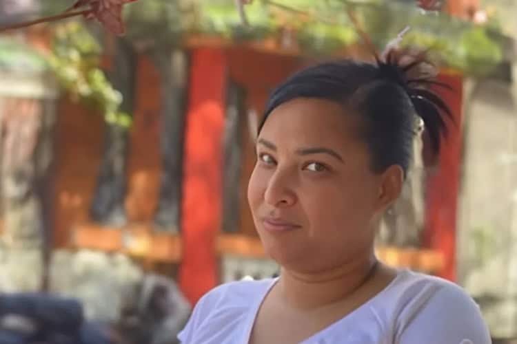 Tenía 43 años. Era madre de tres hijos. La mató a puñaladas su expareja, de quien tenía dos años separada. El feminicida también hirió a un hijo de su víctima. Una hija menor presenció el crimen de su madre.  Para cometer el feminicidio, el hombre ingresó al apartamento por una ventana de la habitación de Lorenza. Por el constante acoso y amenazas, depositó varias querellas contra su agresor, quien había estado detenido por violencia contra una mujer con la que tuvo hijos.  Nunca recibió ni protección ni respuesta. «Ella hizo lo que tenía que hacer, fue a las autoridades, denunció. ¿De qué sirve eso si no hacen nada?», se preguntó una hija de la víctima. Ocurrió el 15 de mayo  en el sector Los Mameyes, en Santo Domingo Este.