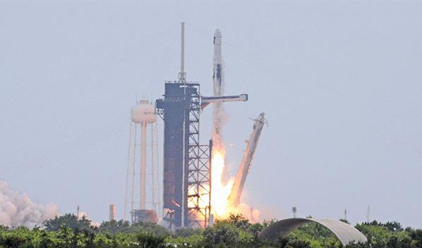 La Crew-11 se desacopla de la EEI e inicia regreso a la Tierra con un tripulante enfermo