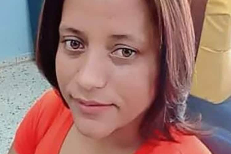Tenía 38 años. Trabajaba en el Ministerio de Relaciones Exteriores. La mató a puñaladas su pareja, que también asesinó al hijo de siete años de la víctima. Después de cometer el doble asesinato, intentó violar a su hijastra de quince años. El feminicida murió en el destacamento policial al que fue conducido luego de su apresamiento. El padre y abuelo de las víctimas siempre temió la tragedia. Frente a sus advertencias, su hija callaba. En el barrio, los vecinos lo describieron como un hombre violento con las mujeres. Ocurrió el 18 de junio en el sector El Progreso, en el municipio Los Alcarrizos, Santo Domingo Oeste.