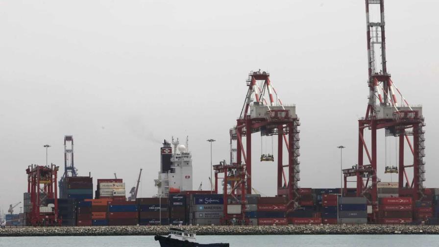 Perú cierra el puerto de Callao, el más grande del país, tras caer 50 contenedores a bahía Perú cierra el puerto de Callao, el más grande del país, tras caer 50 contenedores a bahía