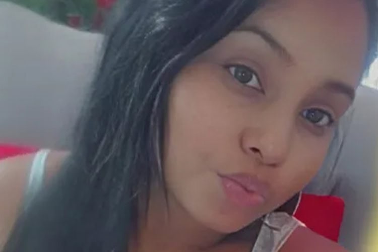 Tenía 41 años. La mató a puñaladas su pareja, padre de su hija más pequeña, de siete años, frente a la cual, y a otro niño de una relación anterior, el feminicida consumó el crimen. La víctima tenía otros cinco hijos e hijas. Según familiares, el feminicida había amenazado con matarla. El día de la tragedia, la familia asistió a la piscina. De regreso a su casa, la víctima llamó a una de sus hijas para decirle que el feminicida la estaba provocando. Los dos menores la alertaron sobre el ataque a su madre,  pero no llegó a tiempo para salvarla. Los vecinos de la víctima retuvieron al feminicida y lo golpearon antes de entregarlo a la Policía. Ocurrió el 5 de abril en el barrio Las Flores, Moca.