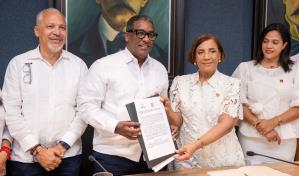 Idoppril y Ayuntamiento La Vega firman acuerdo para fortalecer protección a trabajadores municipales