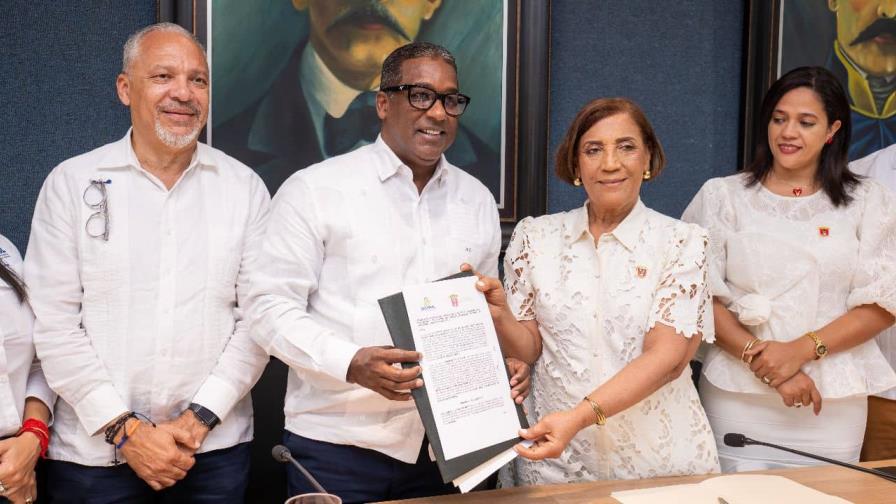 Idoppril y Ayuntamiento La Vega firman acuerdo para fortalecer protección a trabajadores municipales