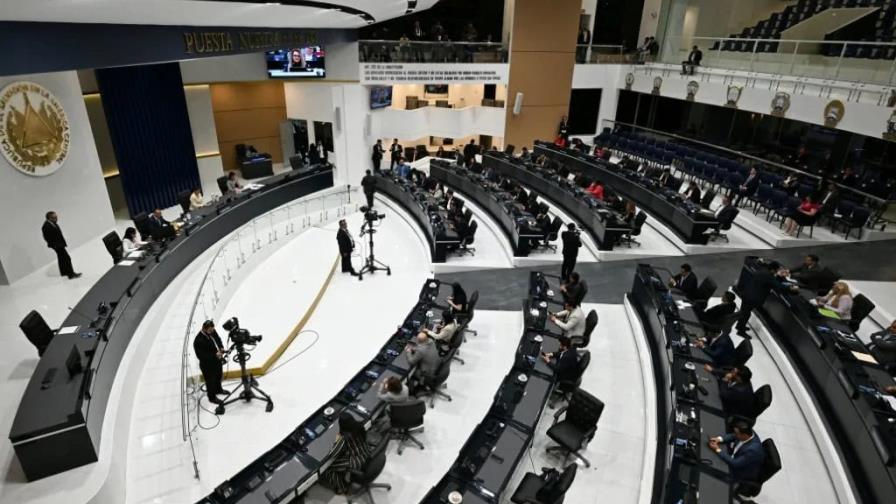 Congreso de El Salvador controlado por Bukele discute la reelección presidencial indefinida