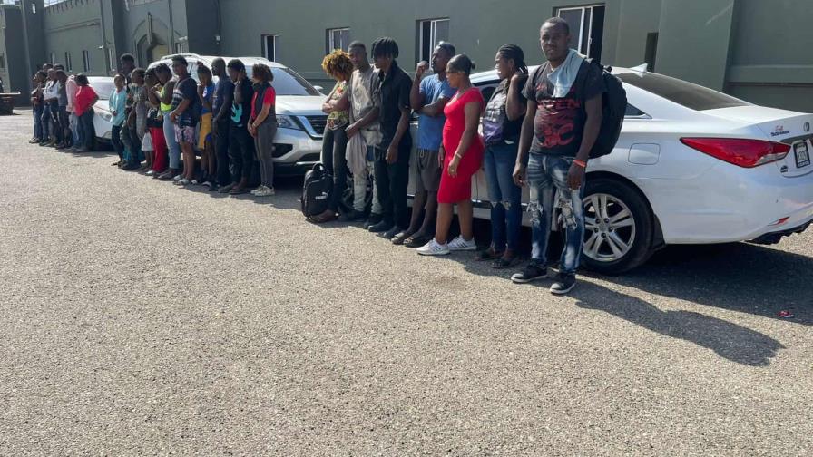 Detienen 29 haitianos indocumentados en una casucha utilizada como centro de acopio en Montecristi Detienen 29 haitianos indocumentados en una casucha utilizada como centro de acopio en Montecristi
