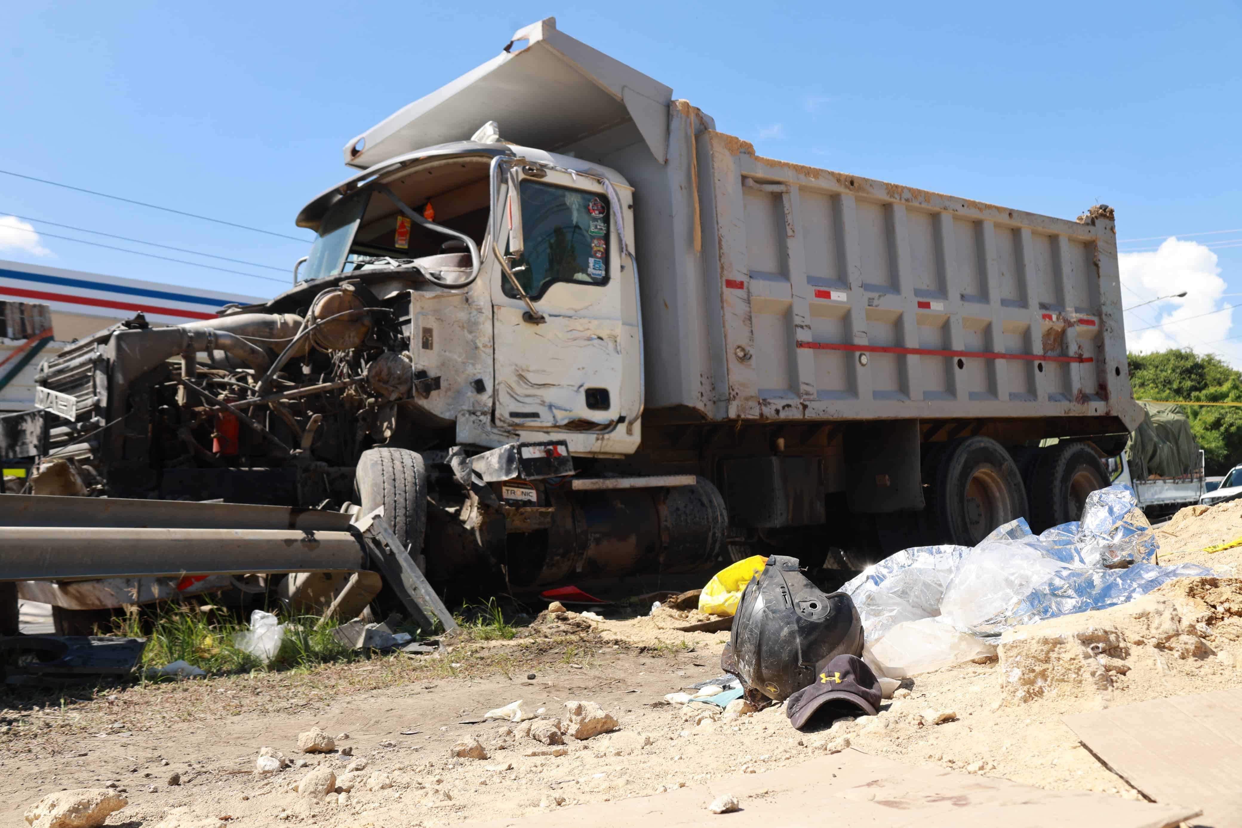 Parte del camión accidentado en la autopista 6 de Noviembre. 