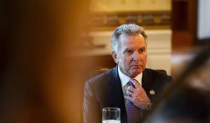 El enviado especial de EE. UU. visita un centro de distribución de ayuda en Gaza