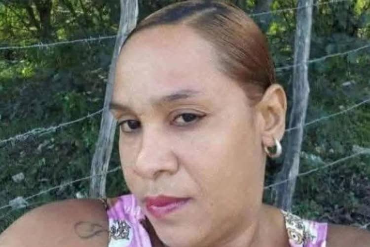 No se publicó su edad. Su cadáver con signos de ahorcamiento fue encontrado en la casa donde residía. Según versiones de medios locales, la pareja de la víctima habría avisado a los vecinos y a las autoridades, desapareciendo después.  La Policía inició las investigaciones con la premisa de que se trató de un feminicidio cometido por el prófugo. Ocurrió el 29 de junio en el barrio San José, en Duvergé.