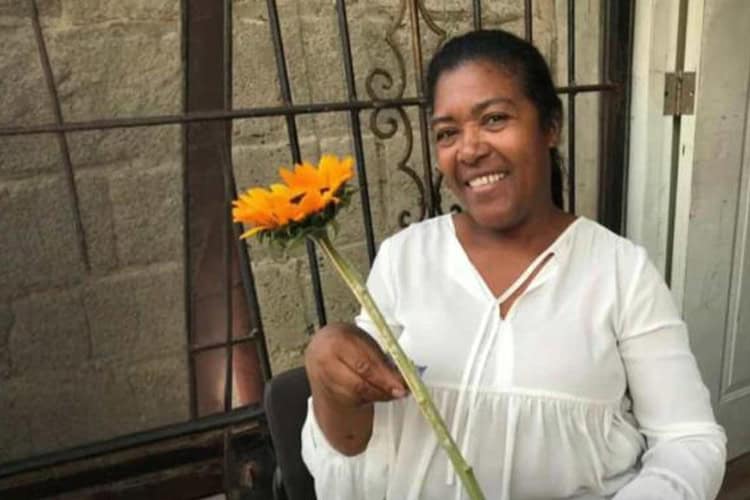 Tenía 47 años. La estranguló su expareja, con quien sostuvo una relación de más de veinte años marcada por la violencia y el miedo. Tanto era el temor por su seguridad,  que los hijos instalaron cámaras que los alertaran de la cercanía del feminicida. Aunque no tuvieron hijos, el hombre crió a la más pequeña de su víctima, en cuya casa se quedó viviendo después de la ruptura. Para acercarse a la mujer, comenzó a asistir a la iglesia a la que ella pertenecía y utilizó el amor por los nietos para convencerla de no ser enemigos. Con el pretexto de ayudarla a vender un terreno, la hizo acompañarlo a donde el supuesto comprador. La condujo a unos matorrales y la asesinó. El feminicida se suicidó. Ocurrió el 23 de mayo en Quita Sueño, Haina, San Cristóbal.