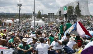 Miles de jóvenes católicos se congregan en Roma para una multitudinaria vigilia con el papa