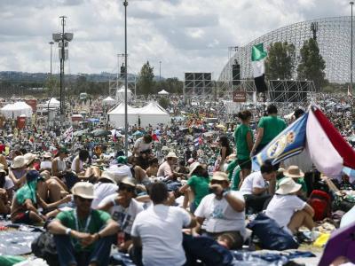 Miles de jóvenes católicos se unen a vigilia con papa León XIV