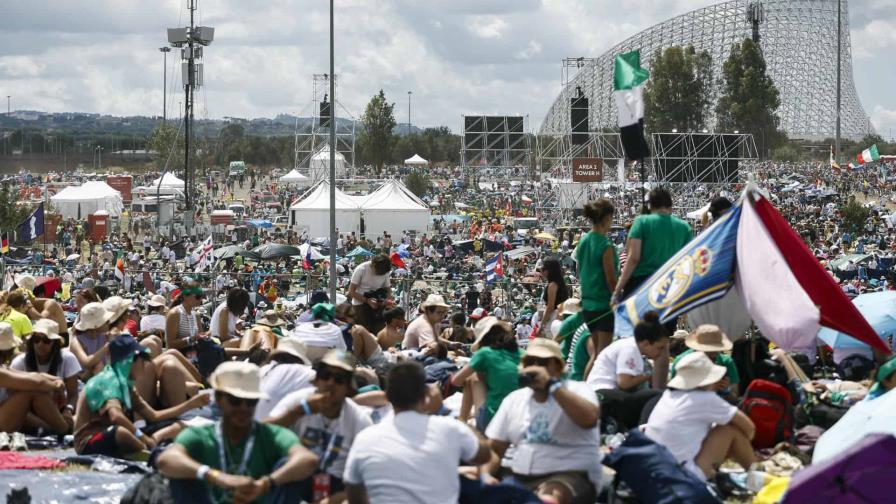 Miles de jóvenes católicos se congregan en Roma para una multitudinaria vigilia con el papa