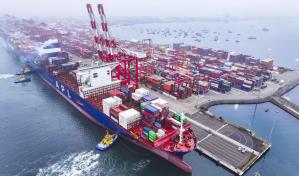 Perú reabre principal puerto del país tras superar caída de unos 50 contenedores a bahía