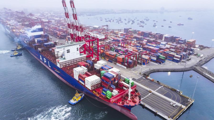 Perú reabre principal puerto del país tras superar caída de unos 50 contenedores a bahía Perú reabre principal puerto del país tras superar caída de unos 50 contenedores a bahía