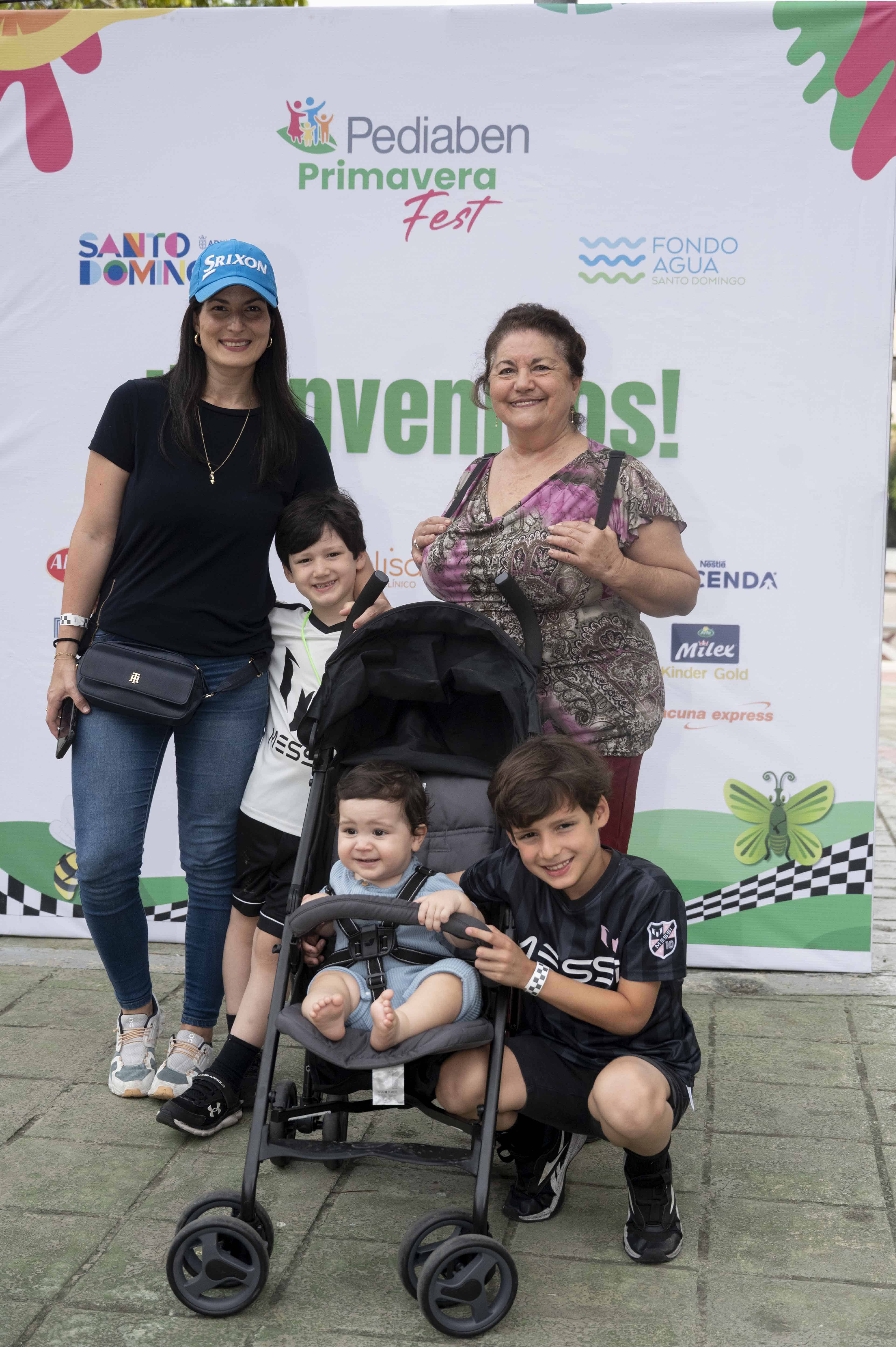 Ivonne Acosta de Torres, Yvonne Nicolas Arbaje, Rodrigo, Manuel y Fernando Torres.