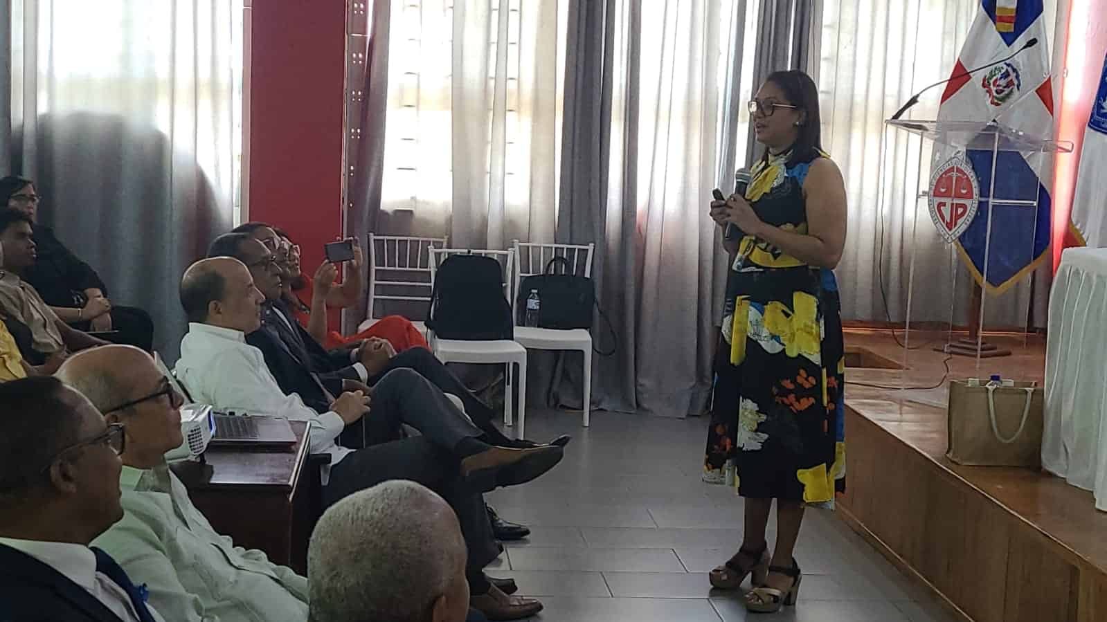 La magistrada Mirna Ortiz, directora de la Procuraduría Especializada de Persecución de la Corrupción Administrativa (Pepca), encabezó este sábado la apertura del Diplomado en Criminalidad Financiera y Prevención de Lavado de Activos, organizado por la Facultad de Ciencias Jurídicas y Políticas de la UASD.