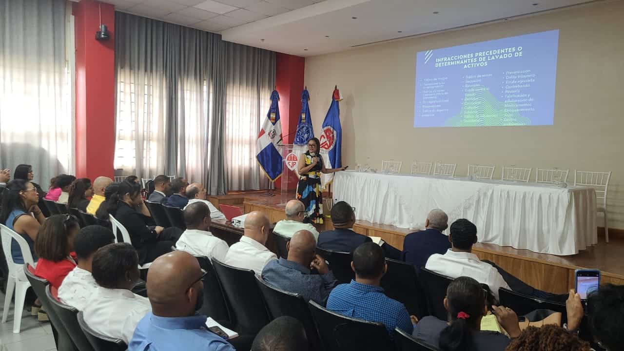La magistrada Mirna Ortiz, directora de la Pepca, encabezó este sábado la apertura del Diplomado en Criminalidad Financiera y Prevención de Lavado de Activos, organizado por la Facultad de Ciencias Jurídicas y Políticas de la UASD.