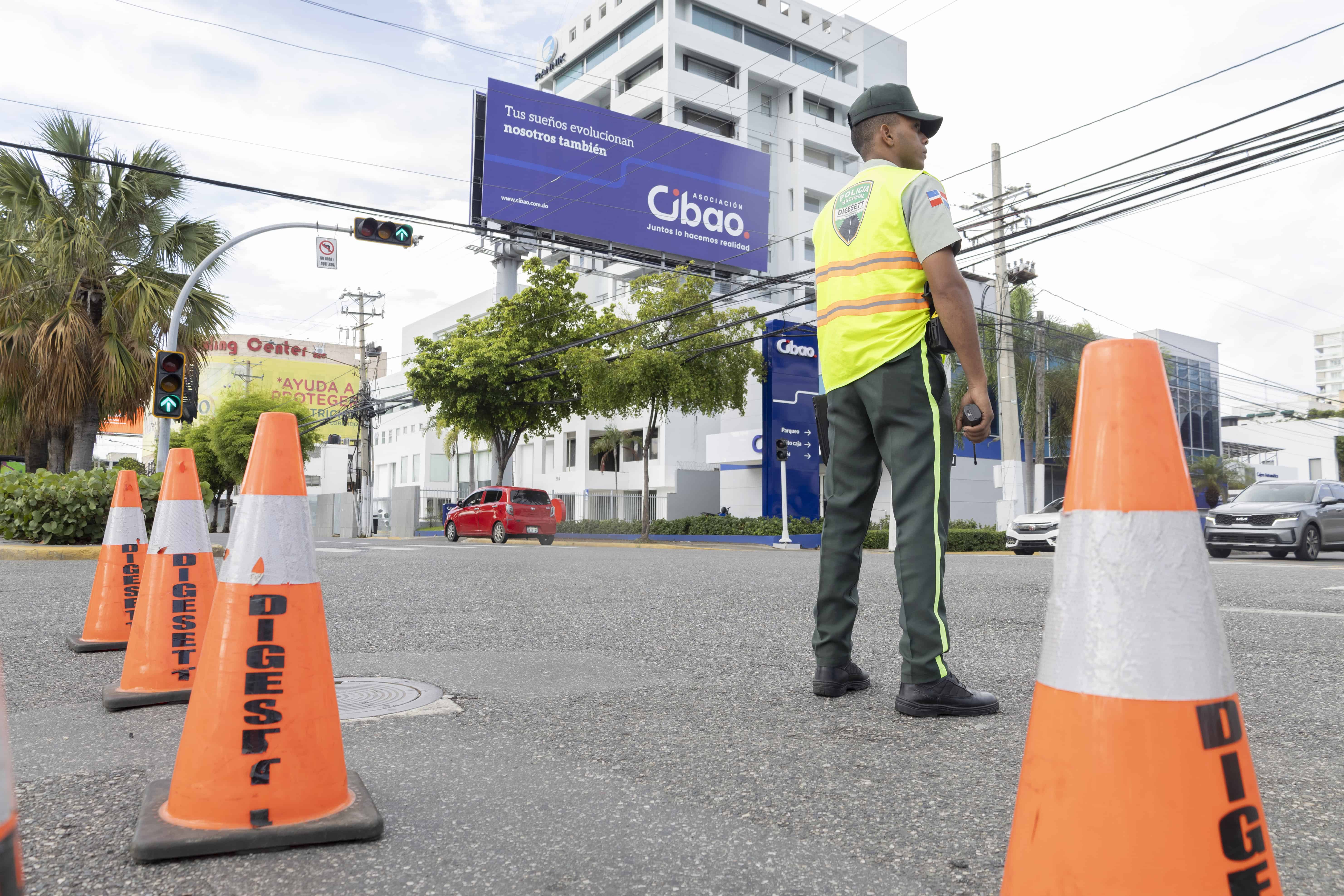 Los ciudadanos eran orientados por los agentes de tránsito.