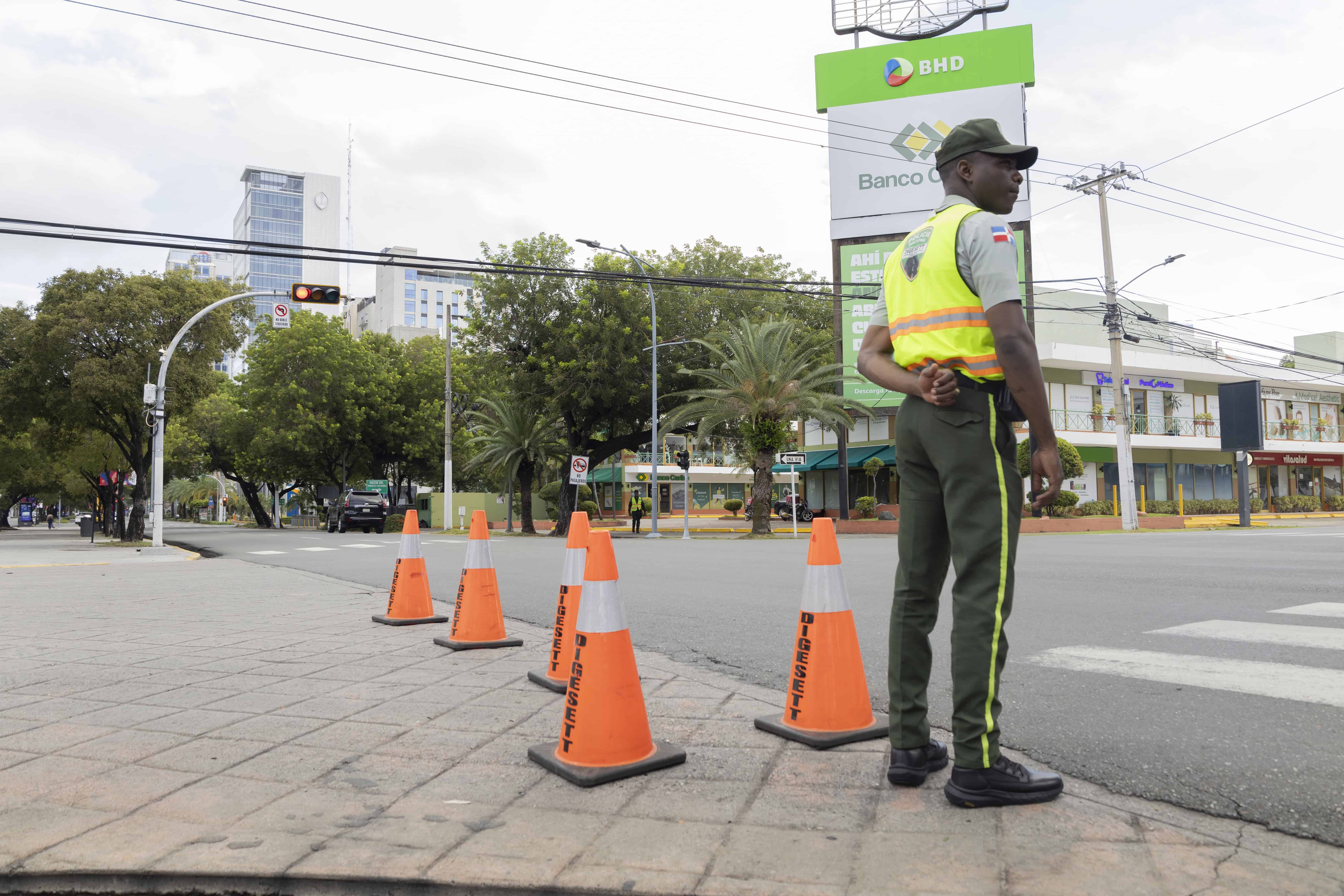 Agente en la avenida Winston Churchill.
