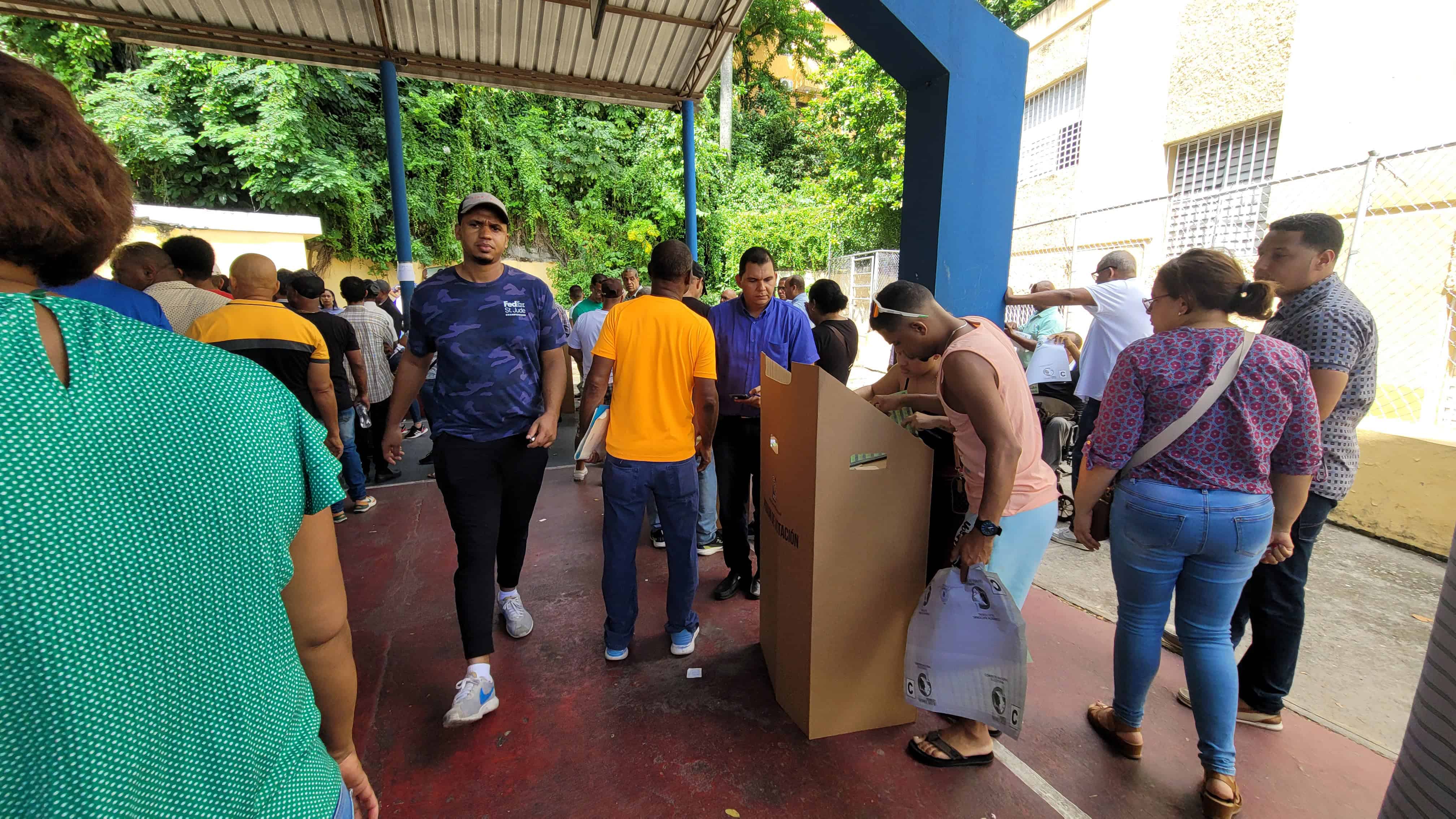 Las nueve cabinas de votación en Cristo Rey eran insuficientes para atender la demanda. 