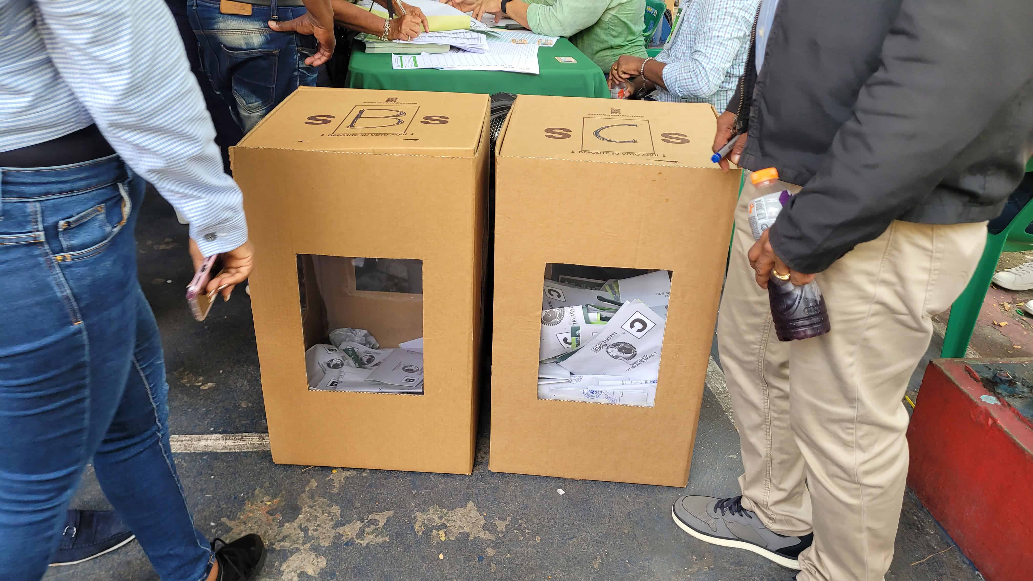 Las urnas en el centro de Cristo Rey comenzaban a llenarse de votos desde temprano.