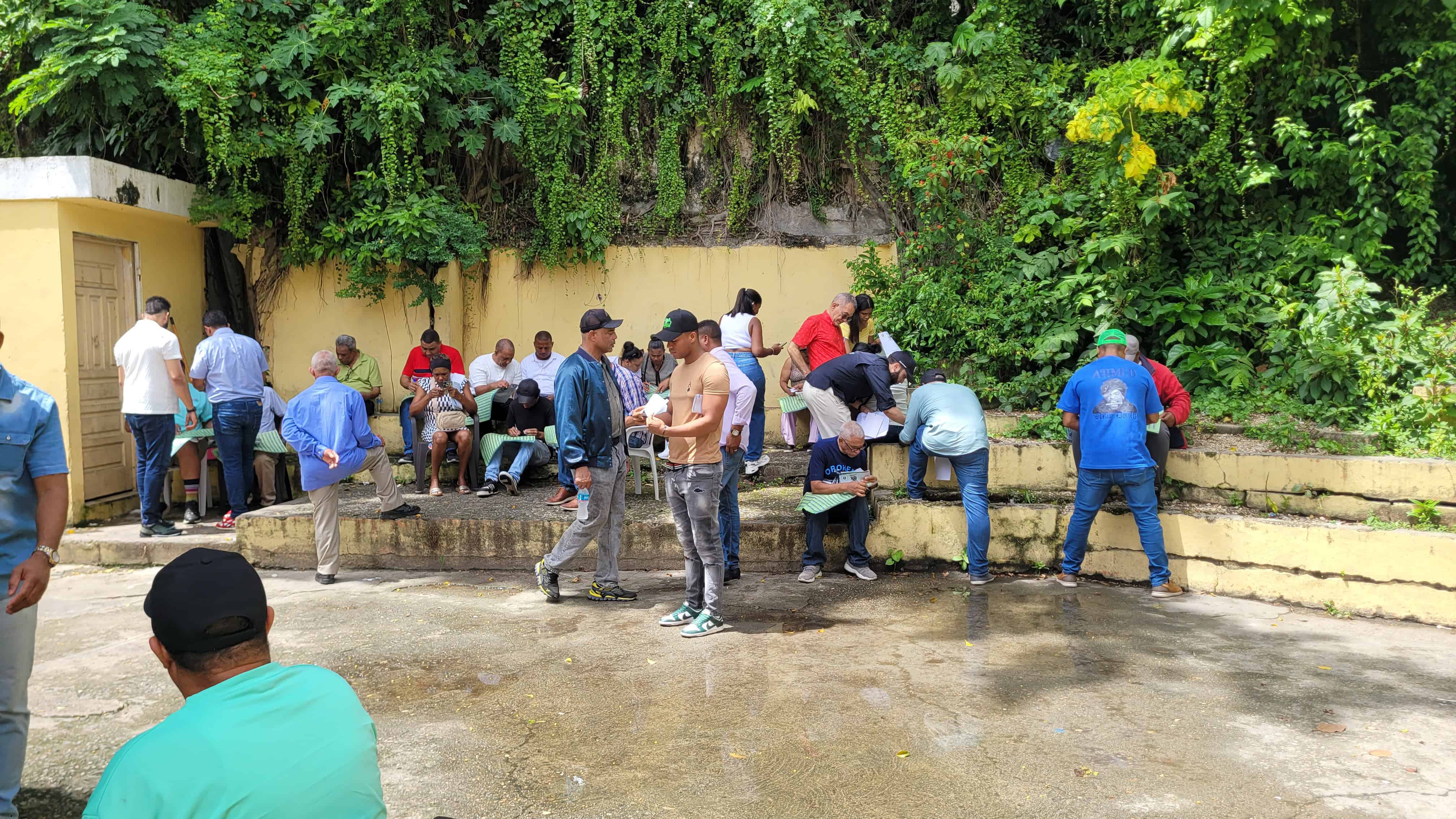 La gente se acomodaba en el suelo para poder encontrar y marcar a sus favoritos en la boleta. 