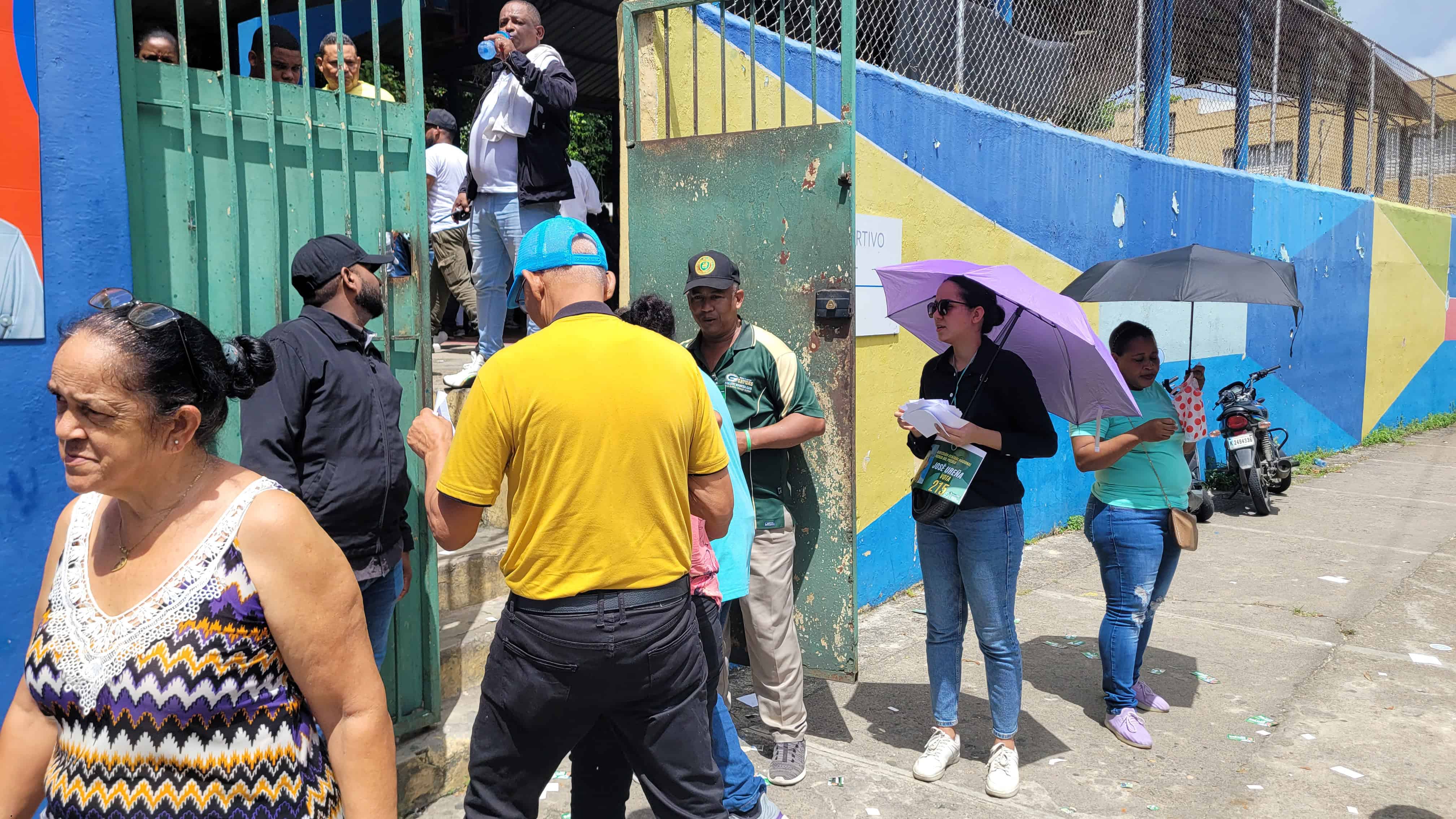 Una joven entregaba listas de candidatos sugeridos en la entrada de la Cancha La Milagrosa, en Cristo Rey. 