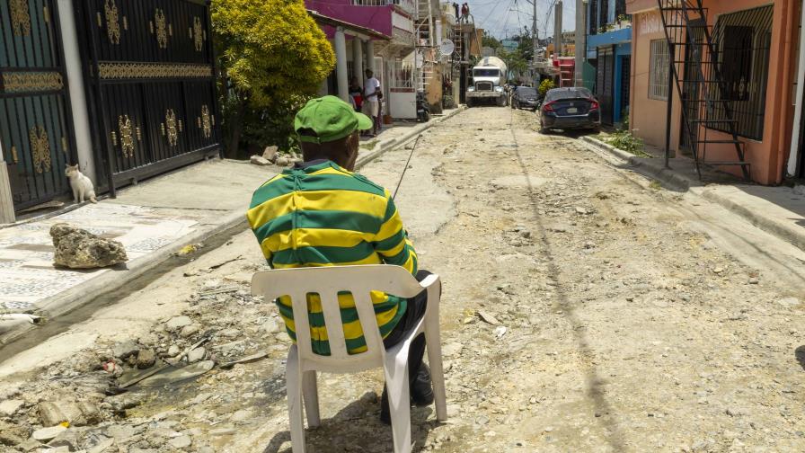 En La Javilla, de Villa Mella, la calle Jerónimo sigue esperando el asfalto