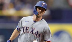 El jardinero Evan Carter va a lista de lesionados