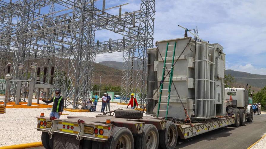 Edesur instala un transformador de potencia en Jimaní
