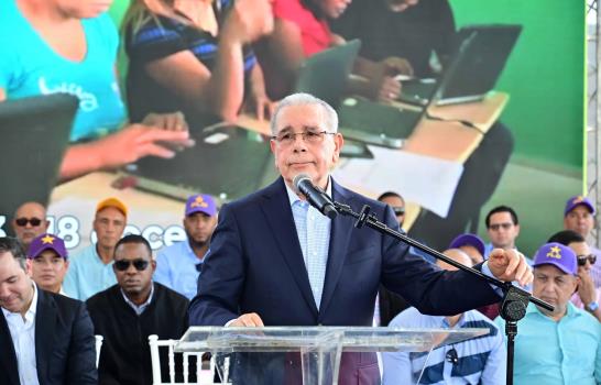 Danilo denuncia el abandono de 11 mil aulas y califica como "criminal" retroceso tanda extendida
