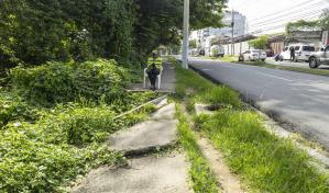 ¡Evite tropezar! levante los pies si camina por la avenida Buenaventura Freites