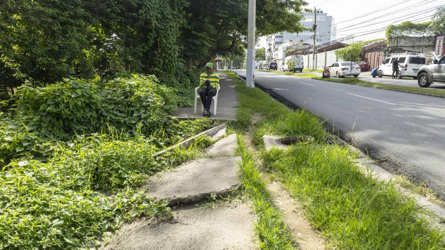 ¡Evite tropezar! levante los pies si camina por la avenida Buenaventura Freites