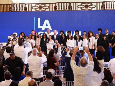 Abinader recibe a estudiantes dominicanos de Nueva York