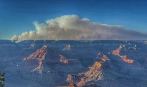 Mayor incendio forestal del año en Estados Unidos sigue descontrolado en el Gran Cañón