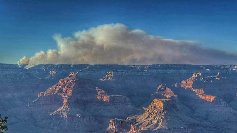 Mayor incendio forestal del año en Estados Unidos sigue descontrolado en el Gran Cañón