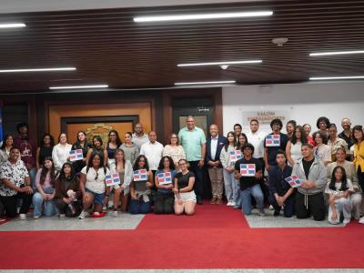 Autoridades educativas de NY acompañan a estudiantes dominicanos