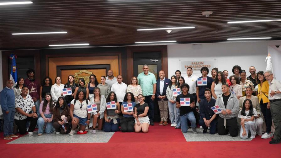 Autoridades educativas de Nueva York acompañan a estudiantes dominicanos en viaje a RD