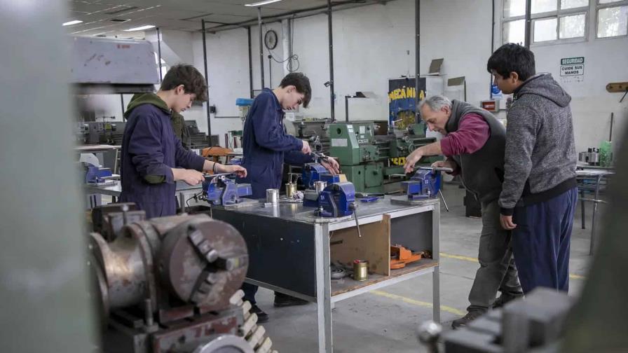 Cuando el aula no conecta con el empleo: el triángulo roto del desarrollo