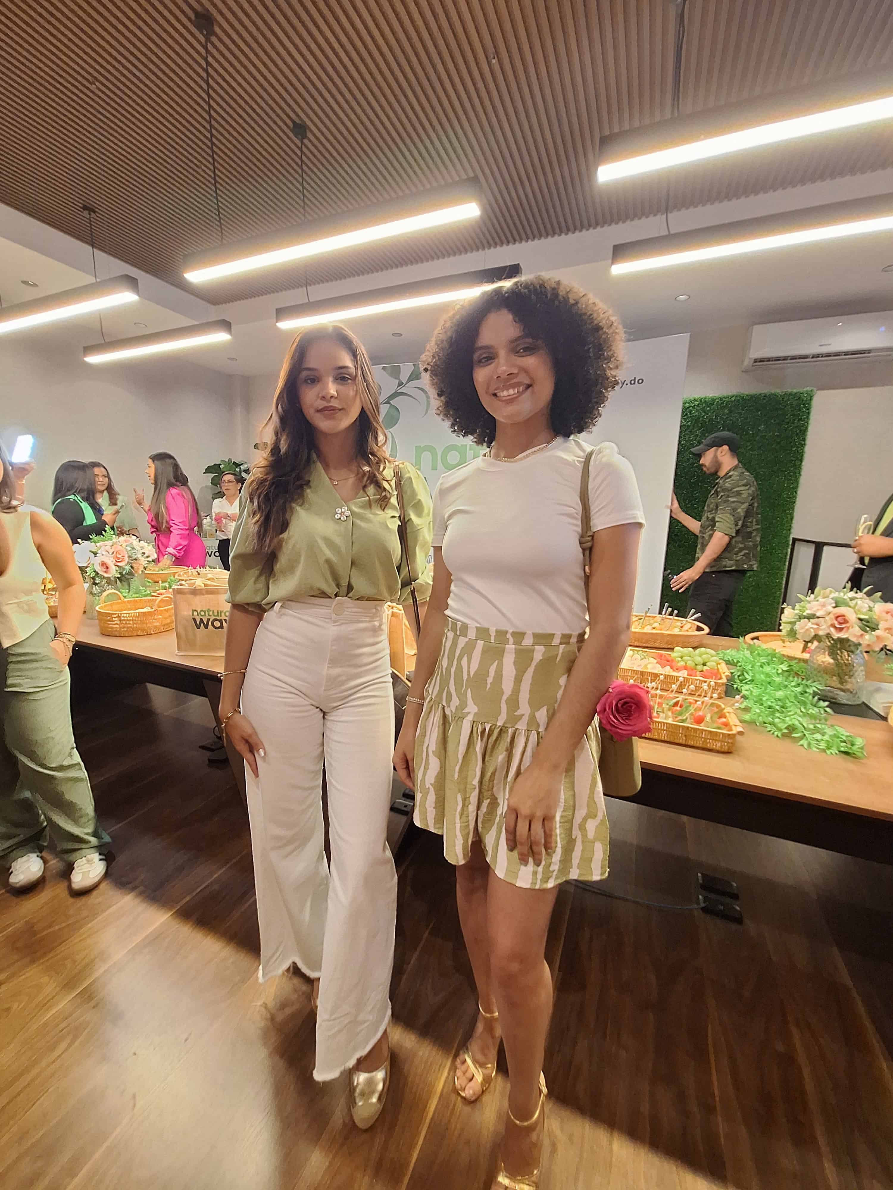 Sarah Canela y Crysneli Núñez.