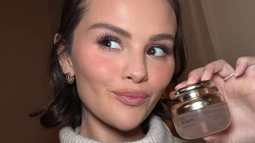Selena Gómez lanza el primer perfume de su marca Rare Beauty Selena Gómez lanza el primer perfume de su marca Rare Beauty